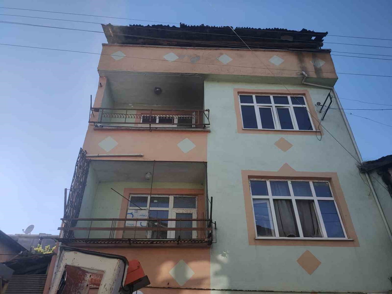 SAMSUN'UN VEZİRKÖPRÜ İLÇESİNDE BİR EVDE ÇIKAN YANGINDA BİR KİŞİ AĞIR YARALANDI.