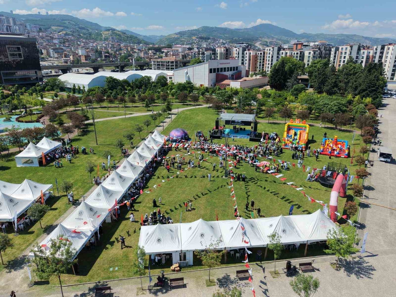 SAMSUN BÜYÜKŞEHİR BELEDİYESİ TARAFINDAN DÜZENLENEN "ENGELSİZ YAZA MERHABA ŞENLİĞİ" YOĞUN KATILIMLA...