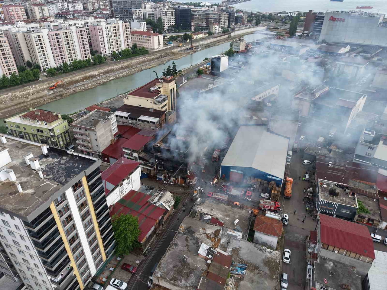 SAMSUN’DA 3 KATLI BİR MARANGOZ ATÖLYESİNDE ÇIKAN YANGIN KISA SÜREDE BÜYÜDÜ. ALEVLER TÜM BİNAYI...