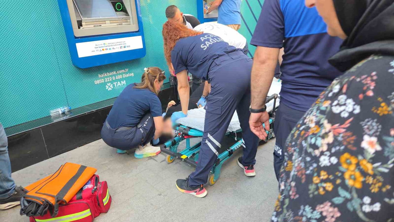SAMSUN’DA 6 AYLIK HAMİLE KADIN, PARA ÇEKECEĞİ SIRADA BAYGINLIK GEÇİRİNCE HASTANEYE...