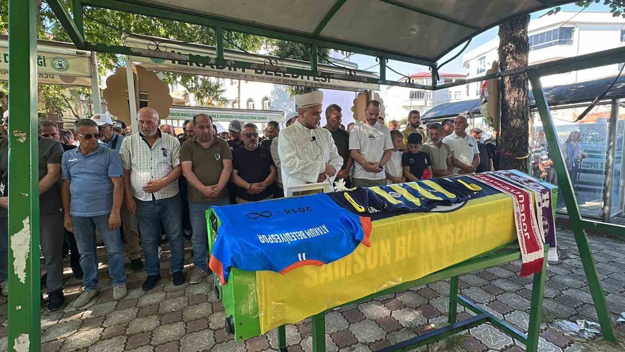 SAMSUN’DA BİSİKLETİYLE YAYA GEÇİDİNDEN KARŞIYA GEÇMEYE ÇALIŞIRKEN OTOMOBİLİN ÇARPMASI SONUCU AĞIR...