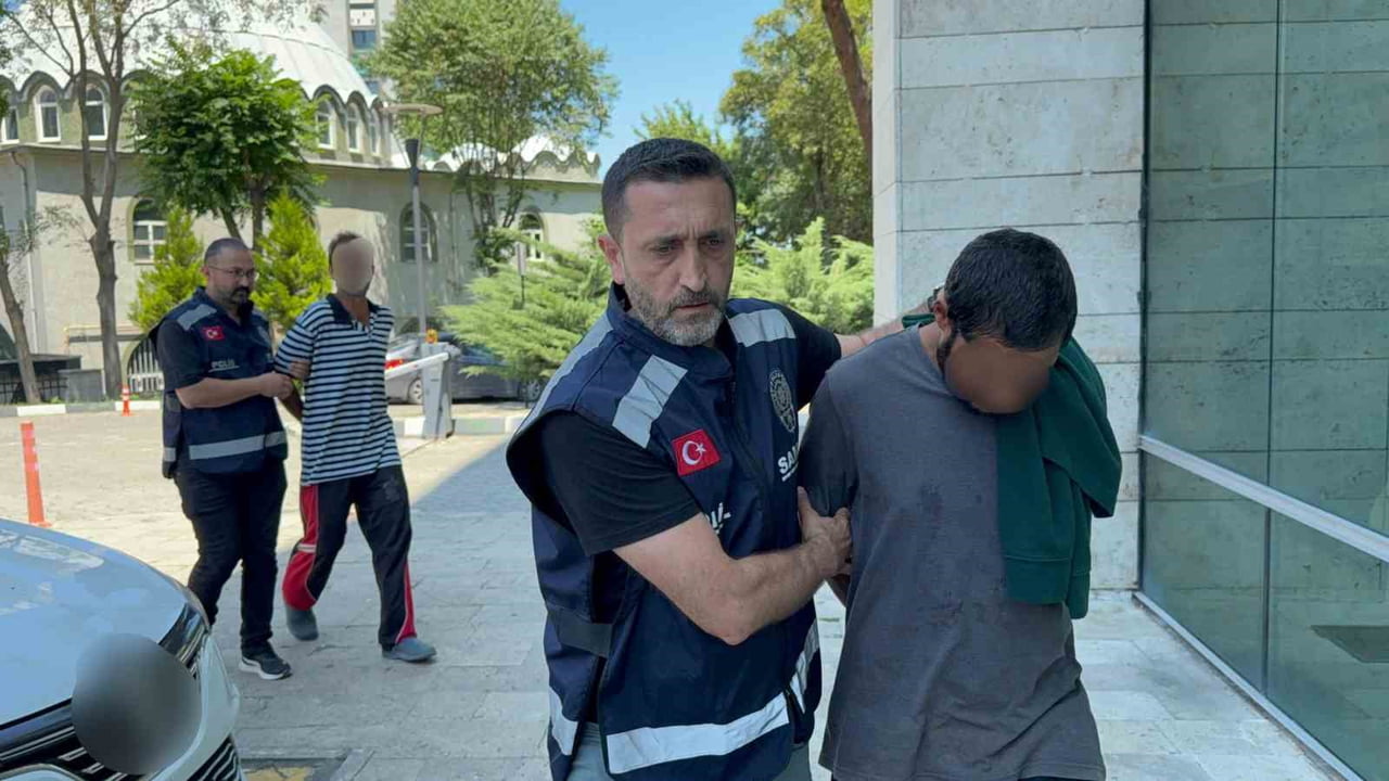 SAMSUN’DA BÜYÜKŞEHİR BELEDİYESİNE AİT YAĞMUR SUYU MAZGALLARINI ÇALIP HURDACIYA SATTIKLARI TESPİT...