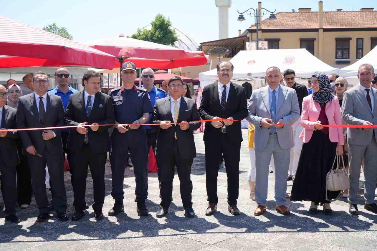 SAMSUN’DA CEZA İNFAZ KURUMLARINDA BULUNAN MAHKUMLARIN ÜRETTİĞİ ESERLER SERGİSİ AÇILDI. SERGİDE...
