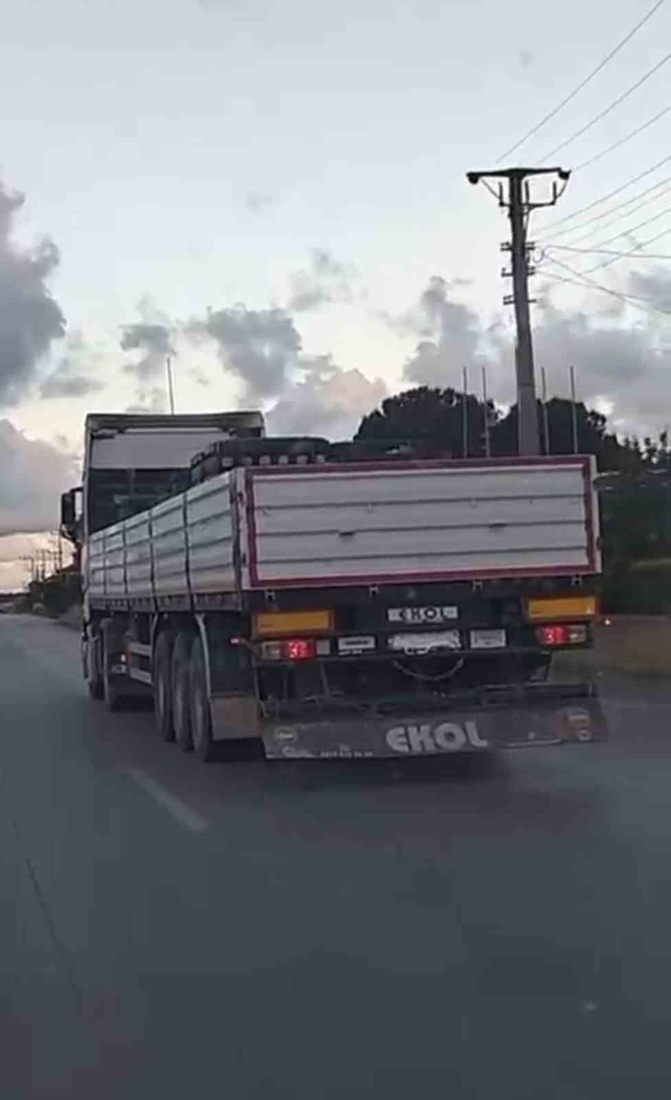 SAMSUN’DA DENETİMLERDEN KAÇMAK İÇİN PLAKASINI KÖPÜKLE KAPATTIĞI TESPİT EDİLEN TIR’A 236 BİN LİRA...