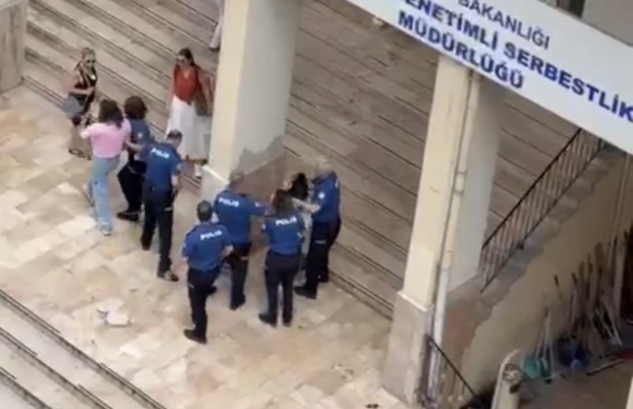 SAMSUN’DA ESKİ ADLİYE BİNASINDA BULUNAN DENETİMLİ SERBESTLİK MÜDÜRLÜĞÜ ÖNÜNDE İKİ KADIN ARASINDA...