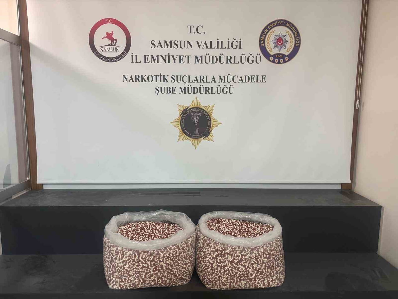 SAMSUN’DA NARKOTİK EKİPLERİNİN DURDURDUĞU TIRIN YATAK BÖLÜMÜNDE 129 BİN 500 ADET SENTETİK ECZA...