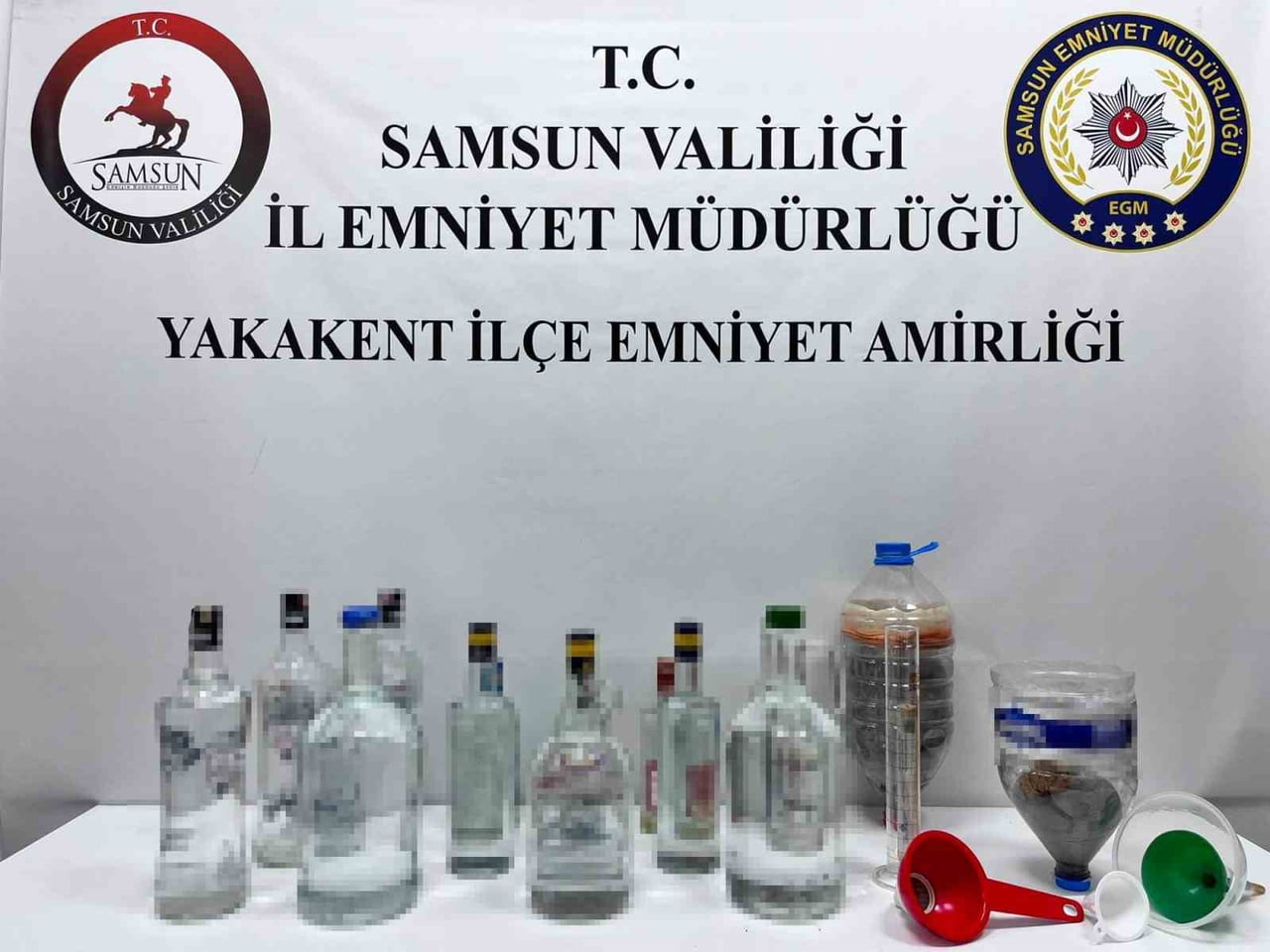 SAMSUN’DA POLİS EKİPLERİNCE DÜZENLENEN KAÇAKÇILIK OPERASYONLARINDA KAÇAK SİGARA, SAHTE ALKOLLÜ...