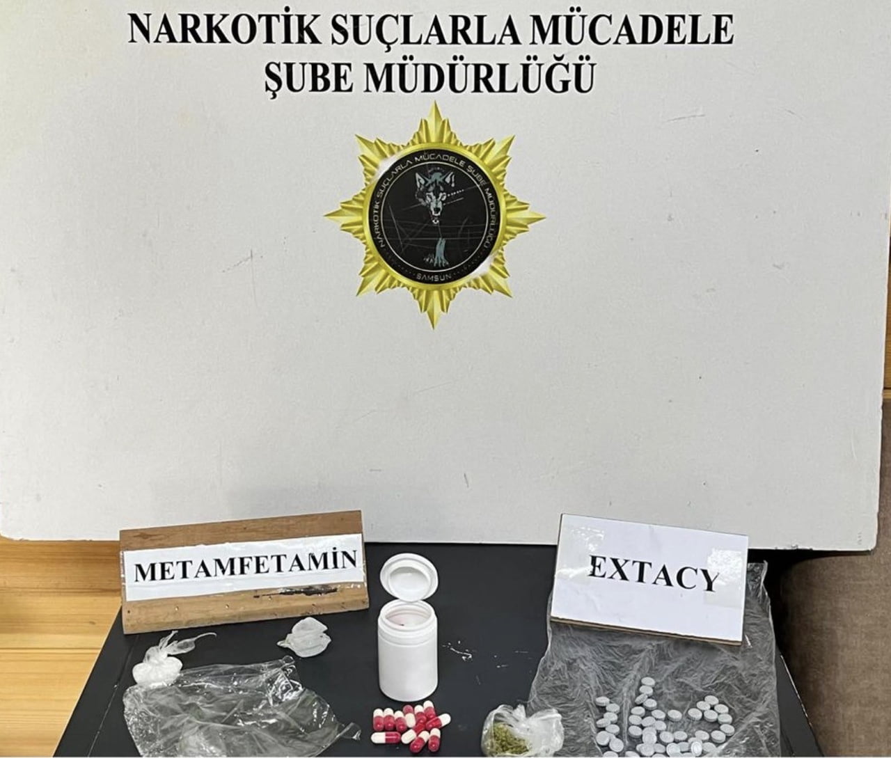 SAMSUN’DA POLİS EKİPLERİNCE DÜZENLENEN UYUŞTURUCU OPERASYONUNDA ÇOK SAYIDA UYUŞTURUCU MADDE...