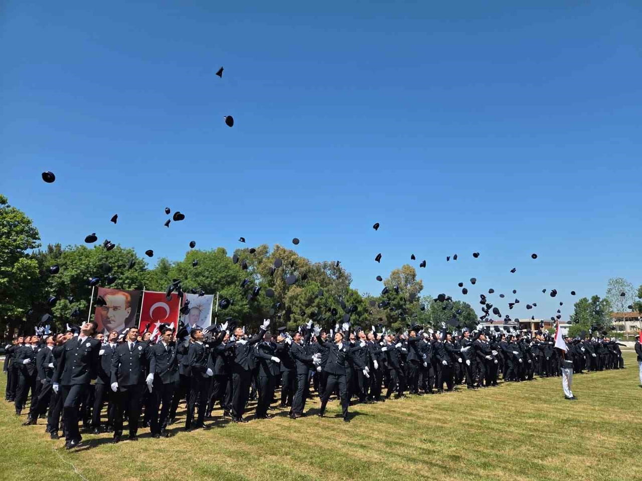 SAMSUN’DA POLİS MESLEK YÜKSEKOKULUNU BAŞARIYLA TAMAMLAYAN 380 POLİS ADAYI, MEZUN OLARAK EMNİYET...