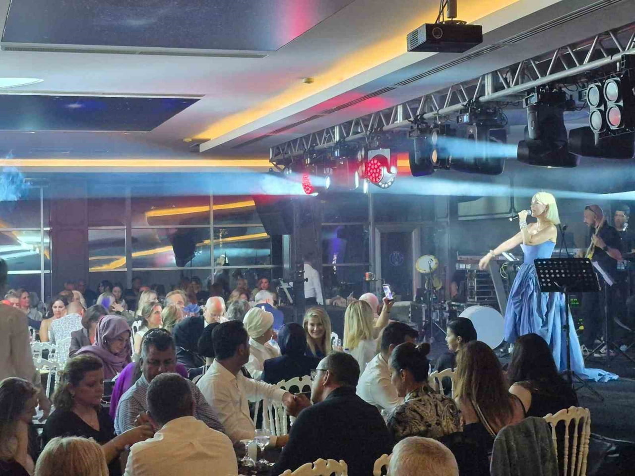 SAMSUN’DA SAHNE ALAN FERHAT GÖÇER VE ÖMÜR GEDİK, SOKAK HAYVANLARINA DESTEK İÇİN KONSER...
