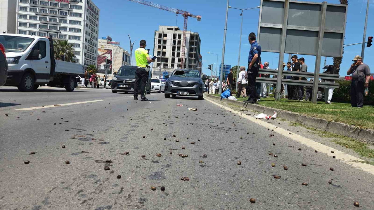 SAMSUN’DA YAYA GEÇİDİNDEN KARŞIYA GEÇEN YAŞLI ADAMA OTOMOBİL ÇARPTI. ÇARPMANIN ETKİSİYLE YAŞLI...