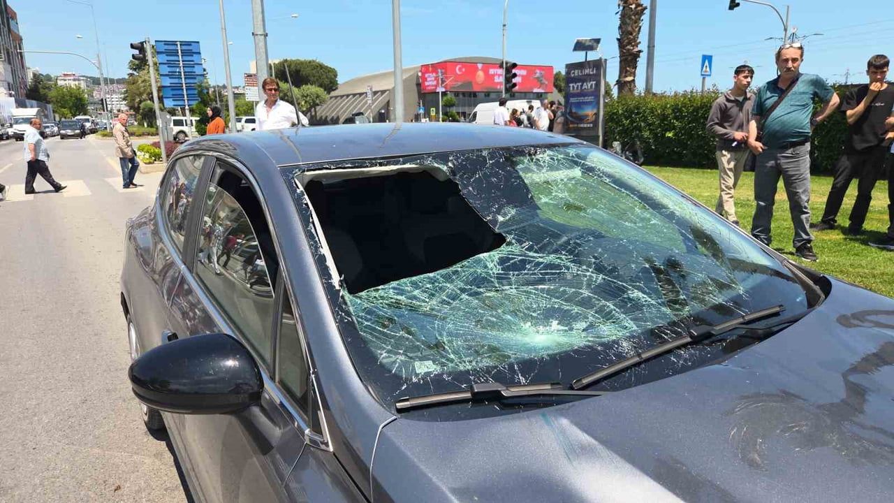SAMSUN’DA YAYA GEÇİDİNDEN KARŞIYA GEÇEN YAŞLI ADAMA OTOMOBİL ÇARPTI. ÇARPMANIN ETKİSİYLE YAŞLI...