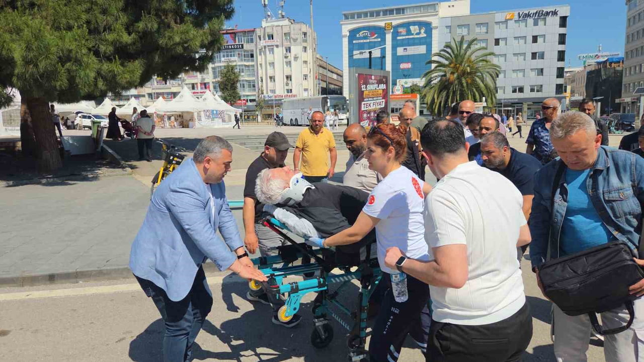 SAMSUN’DA YAYA GEÇİDİNDEN KARŞIYA GEÇMEYE ÇALIŞAN BİR KİŞİ, OTOMOBİLİN ÇARPMASI SONUCU YARALANARAK...