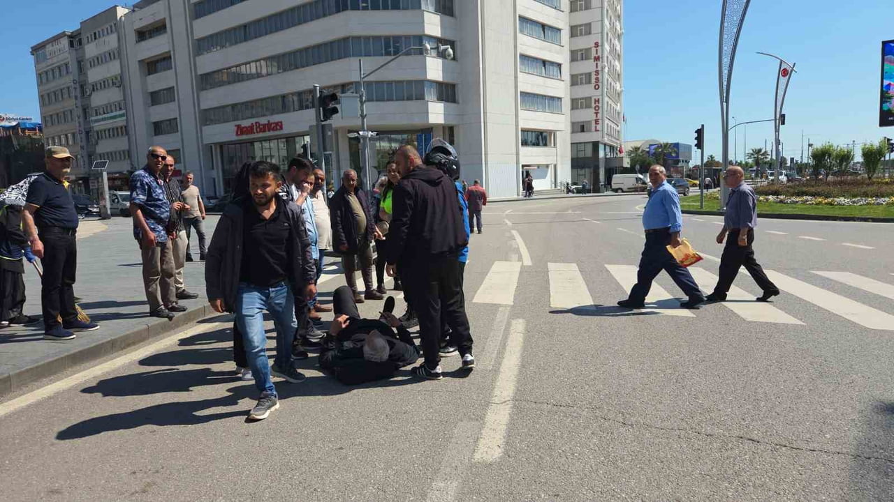SAMSUN’DA YAYA GEÇİDİNDEN KARŞIYA GEÇMEYE ÇALIŞAN BİR KİŞİ, OTOMOBİLİN ÇARPMASI SONUCU YARALANARAK...