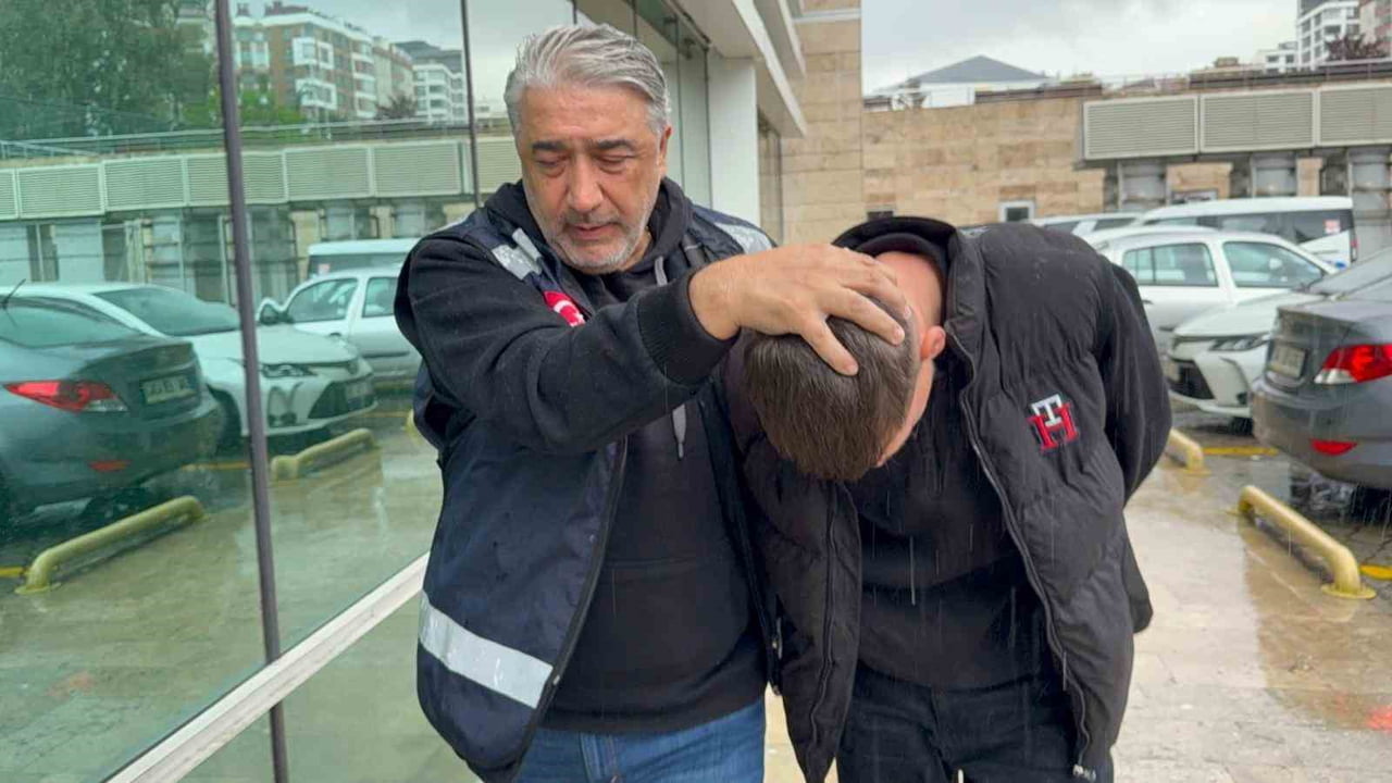 SAMSUN’DA YAYA OLARAK KIRMIZI IŞIKTA YOLU KARŞIYA GEÇMEK İSTEYEN 13 YAŞINDAKİ 2 KIZ ÇOCUĞUNA...