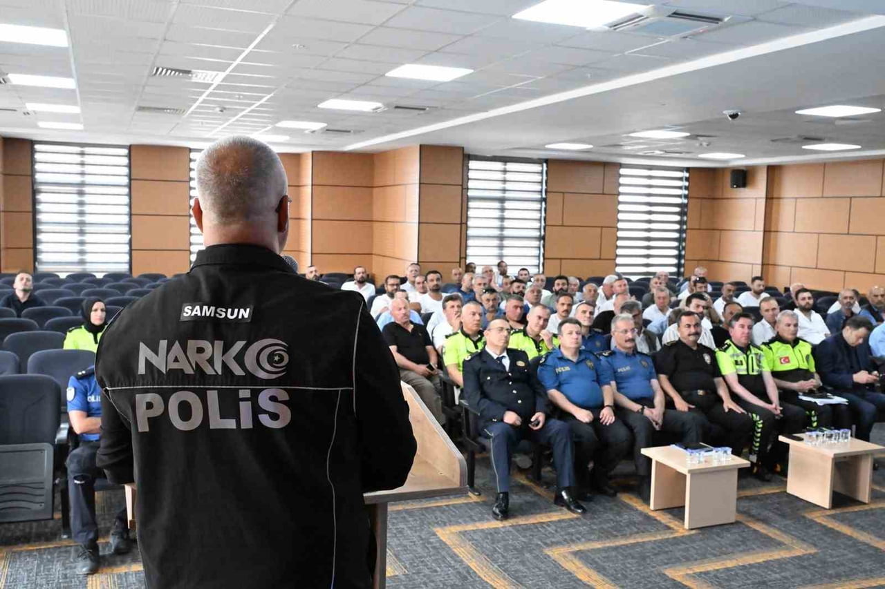 SAMSUN İL EMNİYET MÜDÜRÜ AHMET ARIBAŞ, BAFRA İLÇESİNDE TOPLU TAŞIMA SEKTÖRÜ TEMSİLCİLERİYLE BİR...