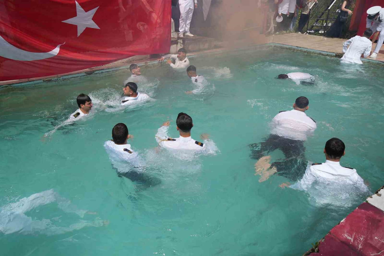 SAMSUN NEDİME SERAP ULUSOY DENİZCİLİK LİSESİ'NDEN MEZUN OLAN 76 ÖĞRENCİ, ÖNCE KEP ATARAK MEZUNİYET...
