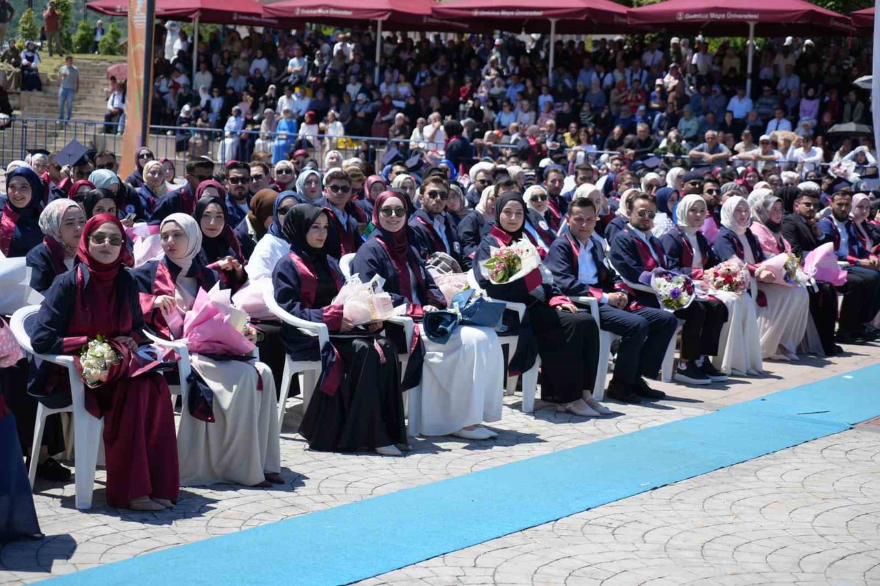 SAMSUN ONDOKUZ MAYIS ÜNİVERSİTESİ (OMÜ) İLAHİYAT FAKÜLTESİNDE 320 ÖĞRENCİ MEZUNİYET HEYECANI...