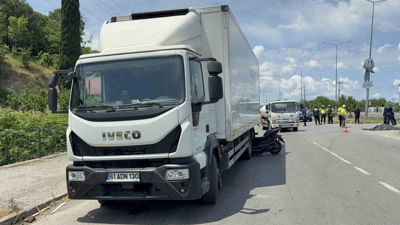 SAMSUN’UN 19 MAYIS İLÇESİNDE MEYDANA GELEN TRAFİK KAZASINDA, KAMYONUN ARKA TEKERLERİ ARASINA OK...