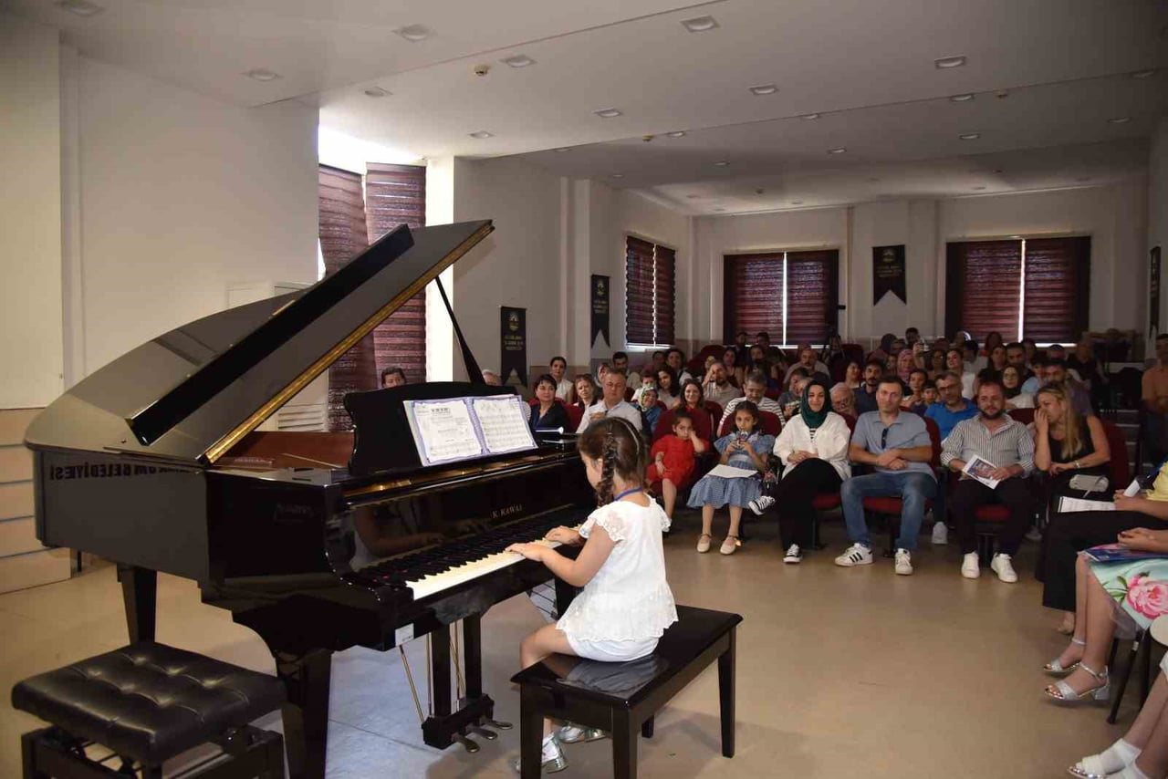 SAMSUN’UN ATAKUM BELEDİYESİ ÖNCÜLÜĞÜNDE DÜZENLENEN PİYANO ŞENLİĞİ, YOĞUN İLGİ GÖRDÜ....
