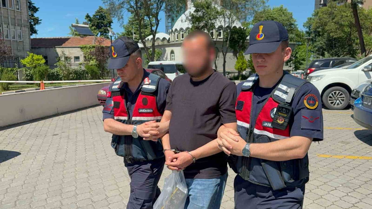 SAMSUN’UN ATAKUM İLÇESİNDE JANDARMA EKİPLERİNCE DÜZENLENEN UYUŞTURUCU OPERASYONUNDA GÖZALTINA...