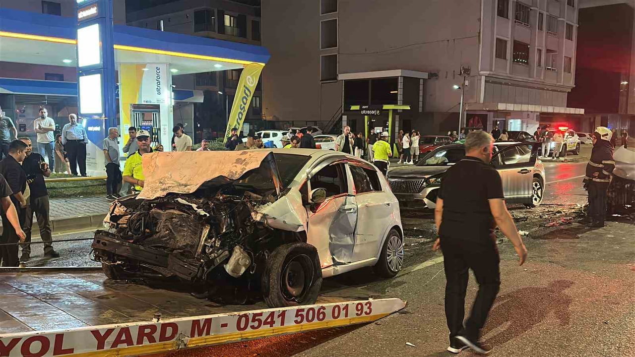 SAMSUN’UN ATAKUM İLÇESİNDE KONTROLDEN ÇIKARAK KARŞI ŞERİDE GEÇEN OTOMOBİLİN DİĞER ARAÇLARA...