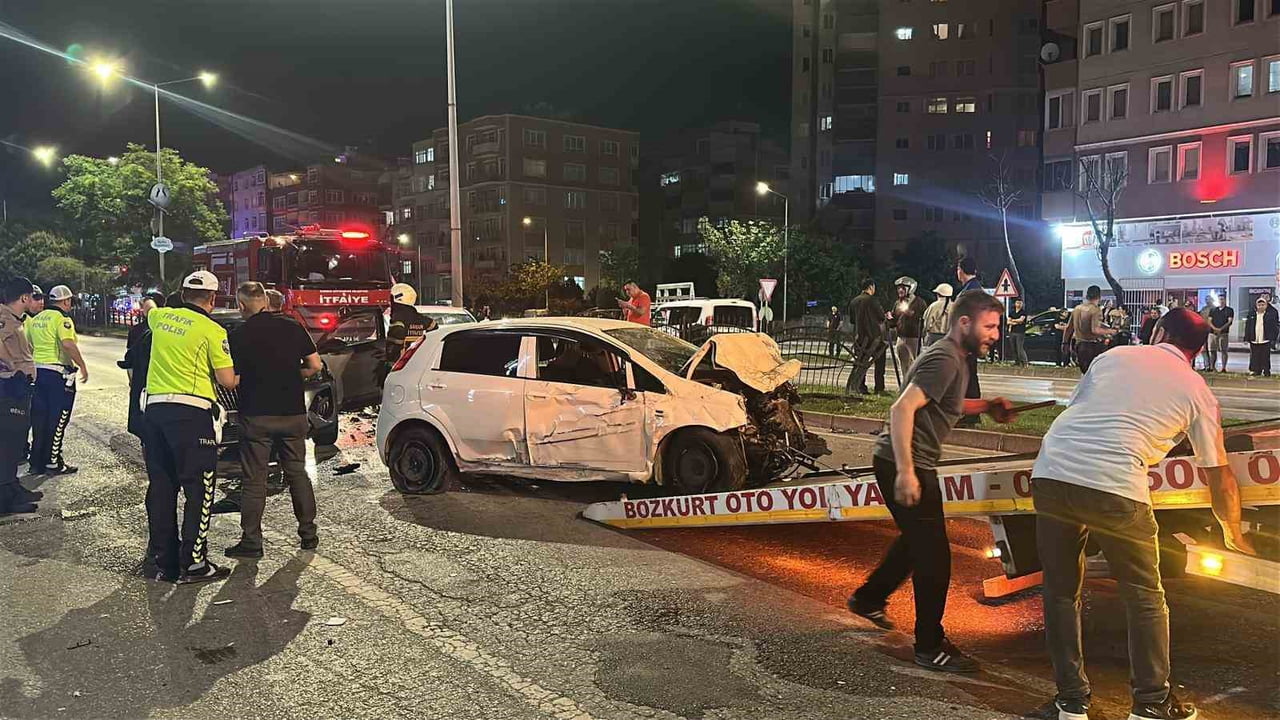 SAMSUN’UN ATAKUM İLÇESİNDE KONTROLDEN ÇIKARAK KARŞI ŞERİDE GEÇEN OTOMOBİLİN DİĞER ARAÇLARA...