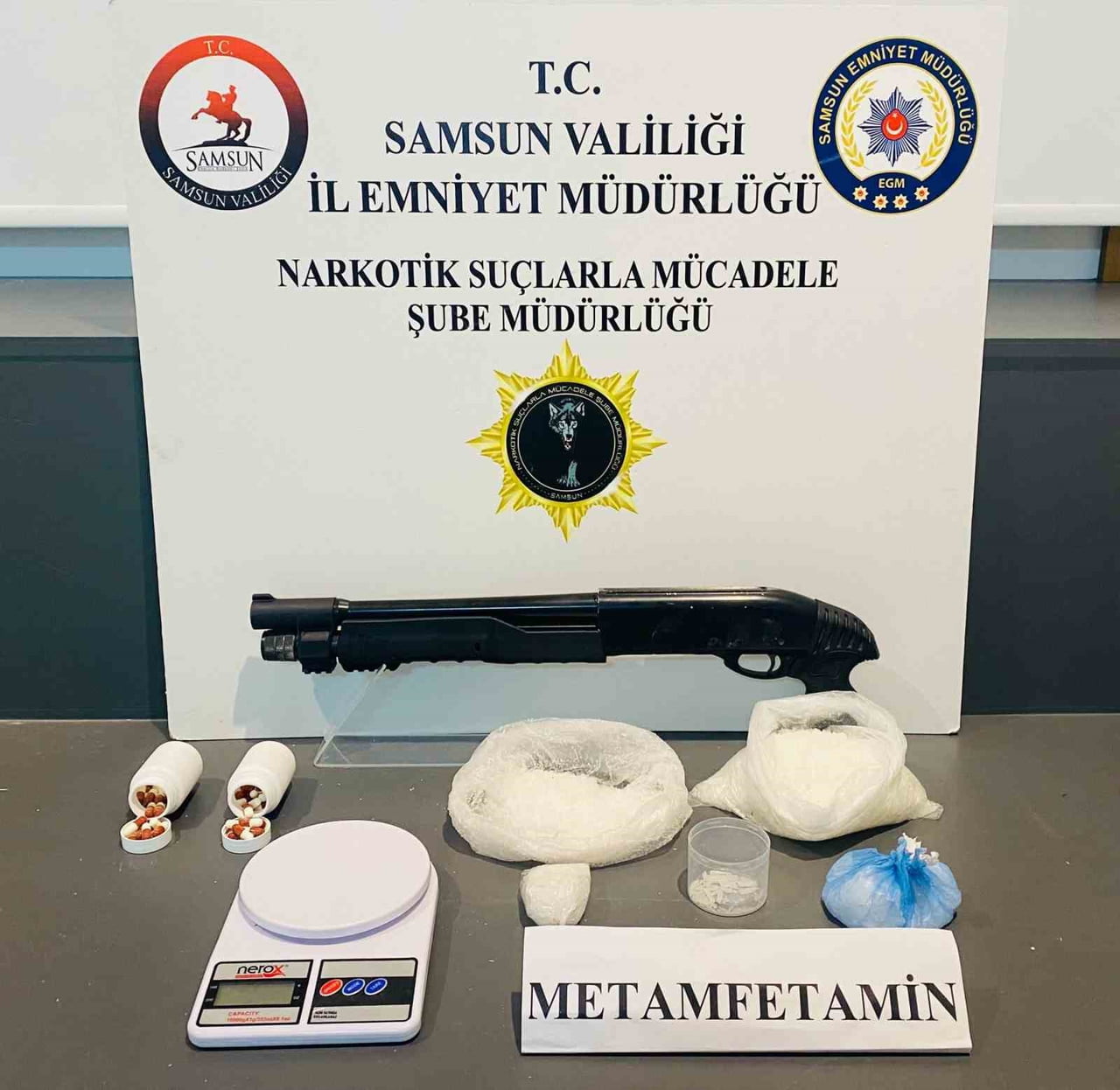 SAMSUN’UN ATAKUM İLÇESİNDE NARKOTİK EKİPLERİNCE DÜZENLENEN OPERASYONDA 831 GRAM METAMFETAMİN İLE...
