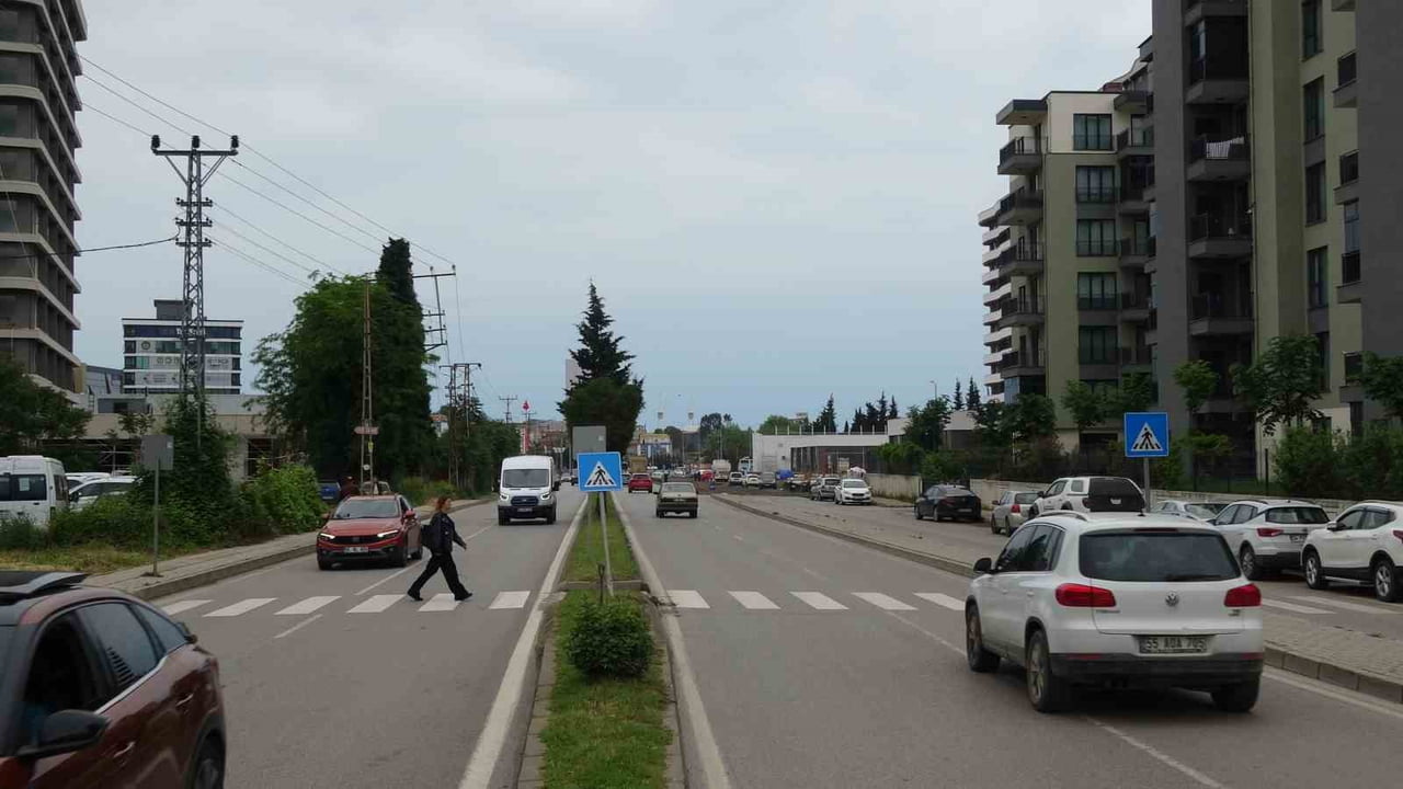 SAMSUN’UN CANİK İLÇESİNDE VATANDAŞLAR, YOĞUN ARAÇ VE YAYA TRAFİĞİNİN OLDUĞU BULVARDAKİ YAYA...