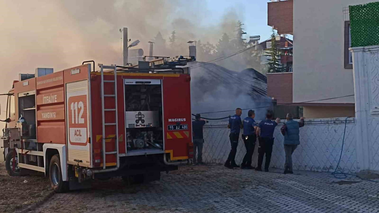 SAMSUN’UN HAVZA İLÇESİNDE BİR EVDE ÇIKAN YANGIN İTFAİYE EKİPLERİNİN ÇALIŞMASI SONUCU SÖNDÜRÜLDÜ....