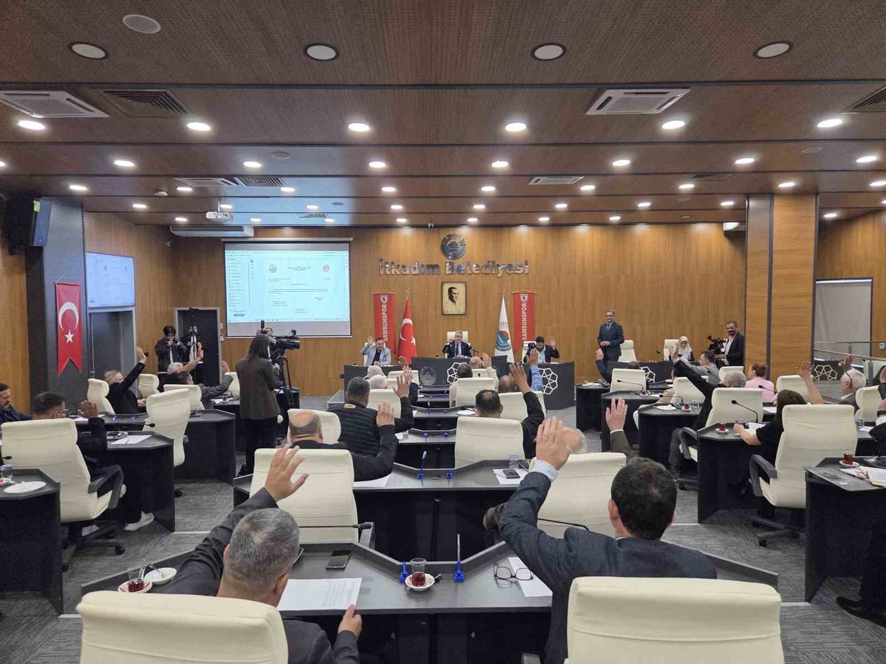 SAMSUN’UN İLKADIM BELEDİYE MECLİSİ, SON 2 YILDA OLDUĞU GİBİ BU YIL DA TATİL YAPMAYARAK...