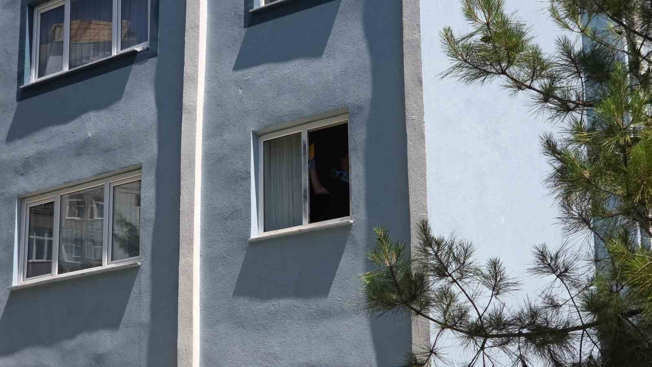 SAMSUN’UN İLKADIM İLÇESİNDE 11 KATLI APARTMANIN 1. KATINDAKİ PENCEREDEN DÜŞEN ADAM BELİNDEN...