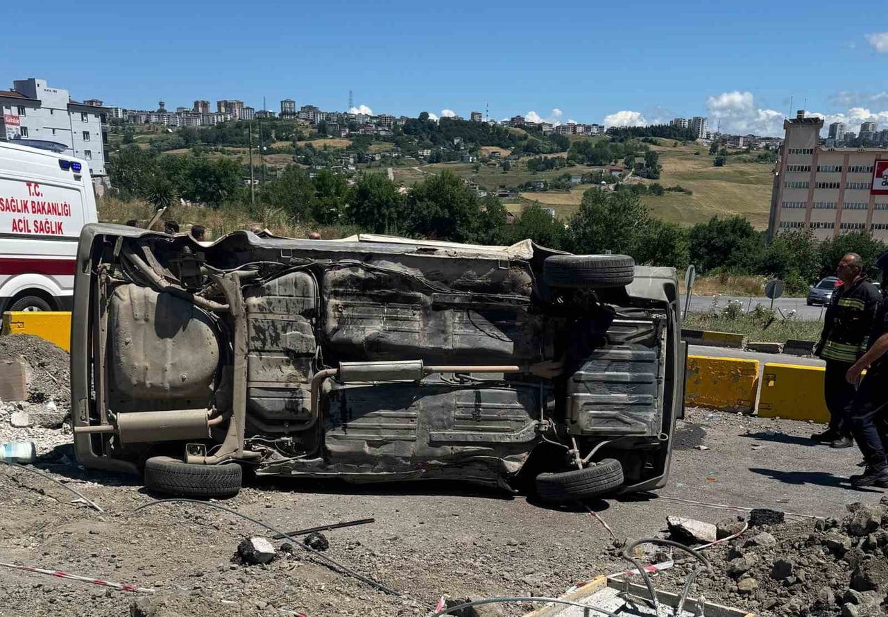 SAMSUN’UN İLKADIM İLÇESİNDE İKİ OTOMOBİLİN KAVŞAKTA ÇARPIŞMASI SONUCU MEYDANA GELEN TRAFİK...
