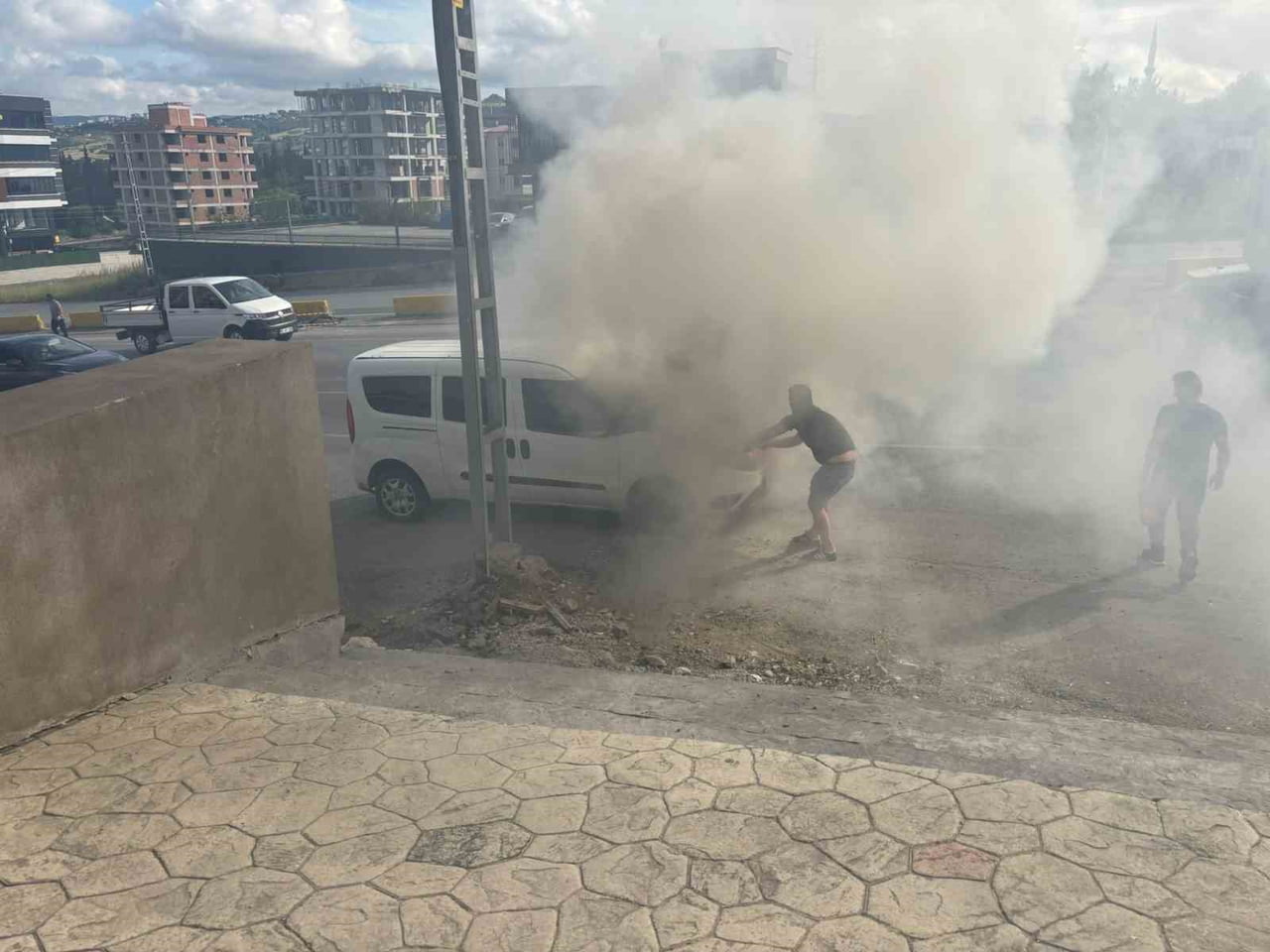 SAMSUN’UN İLKADIM İLÇESİNDE MOTOR KISMINDA ÇIKAN YANGIN NEDENİYLE ALEVLERE TESLİM OLMA TEHLİKESİ...