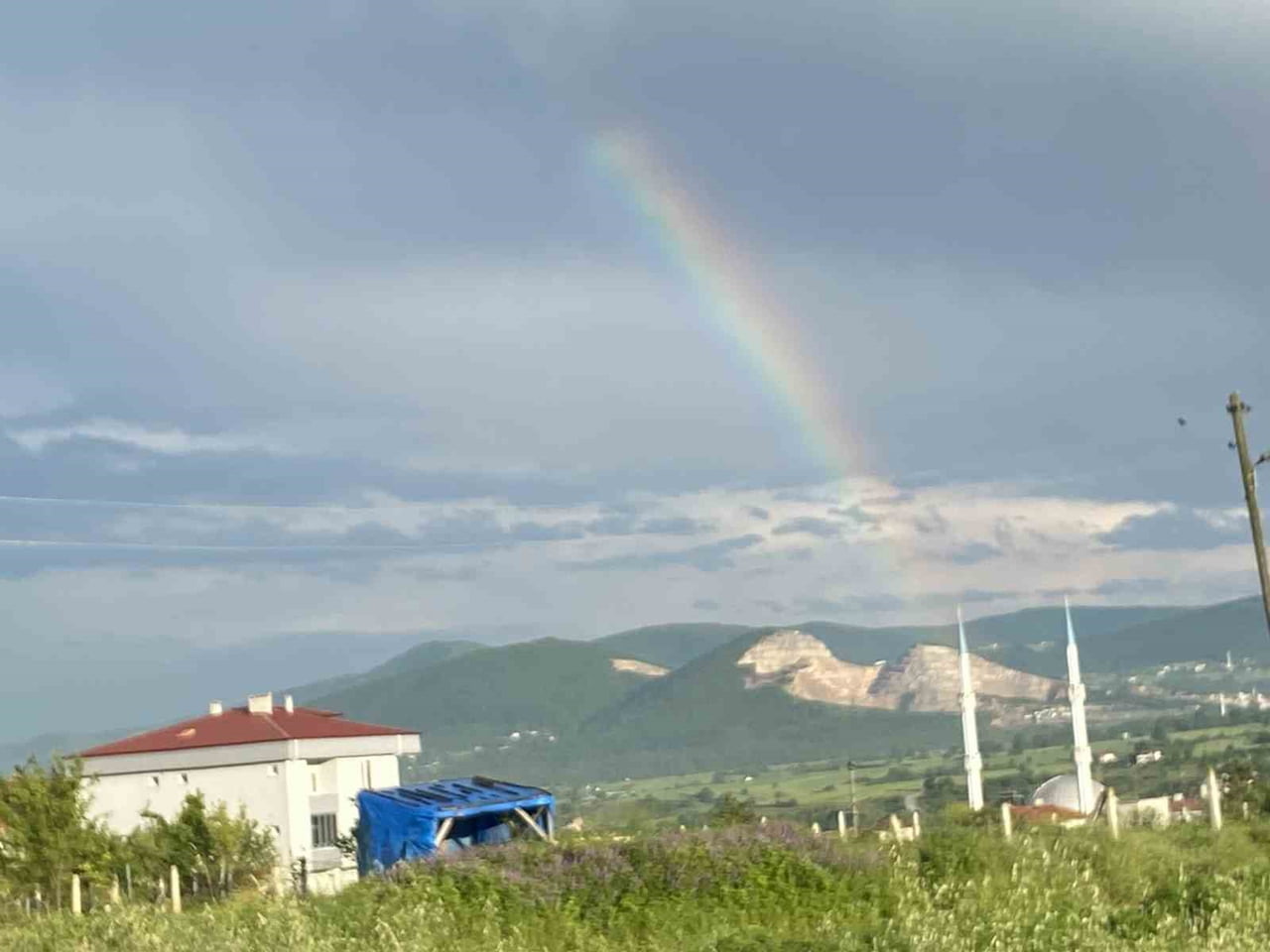 SAMSUN’UN KAVAK İLÇESİNDE ETKİLİ OLAN YAĞMUR YAĞIŞININ ARDINDAN GÖKYÜZÜNDE OLUŞAN GÖKKUŞAĞI...
