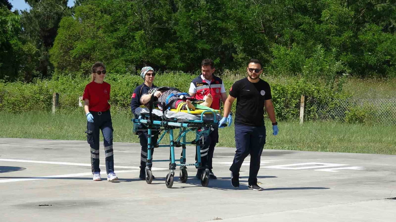 SAMSUN’UN LADİK İLÇESİNDE 4 METRE YÜKSEKLİKTEN DÜŞEREK YARALANAN 57 YAŞINDAKİ KADININ İMDADINA...