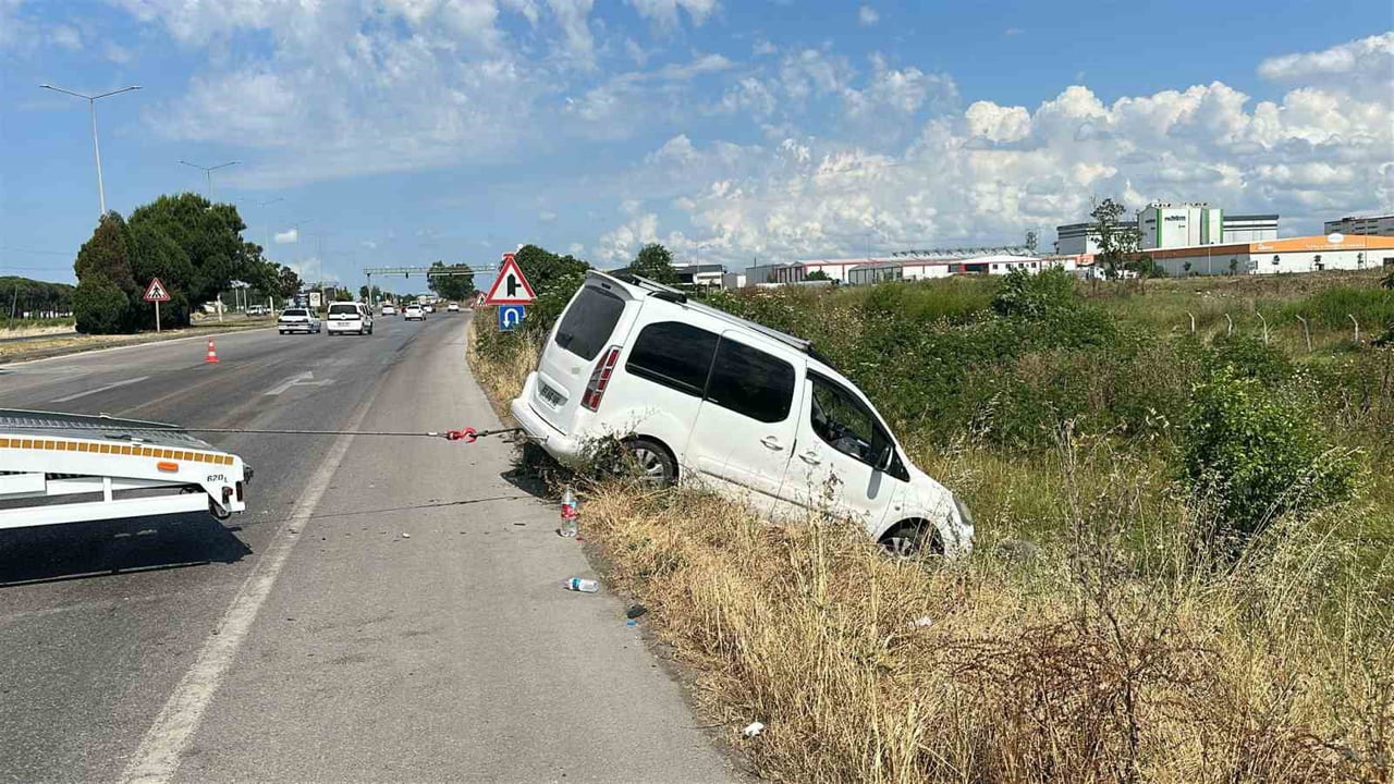 SAMSUN’UN TEKKEKÖY İLÇESİNDE SUV ARAÇ İLE HAFİF TİCARİ ARACIN ÇARPIŞTIĞI KAZANIN ARDINDAN YOLA YAĞ...