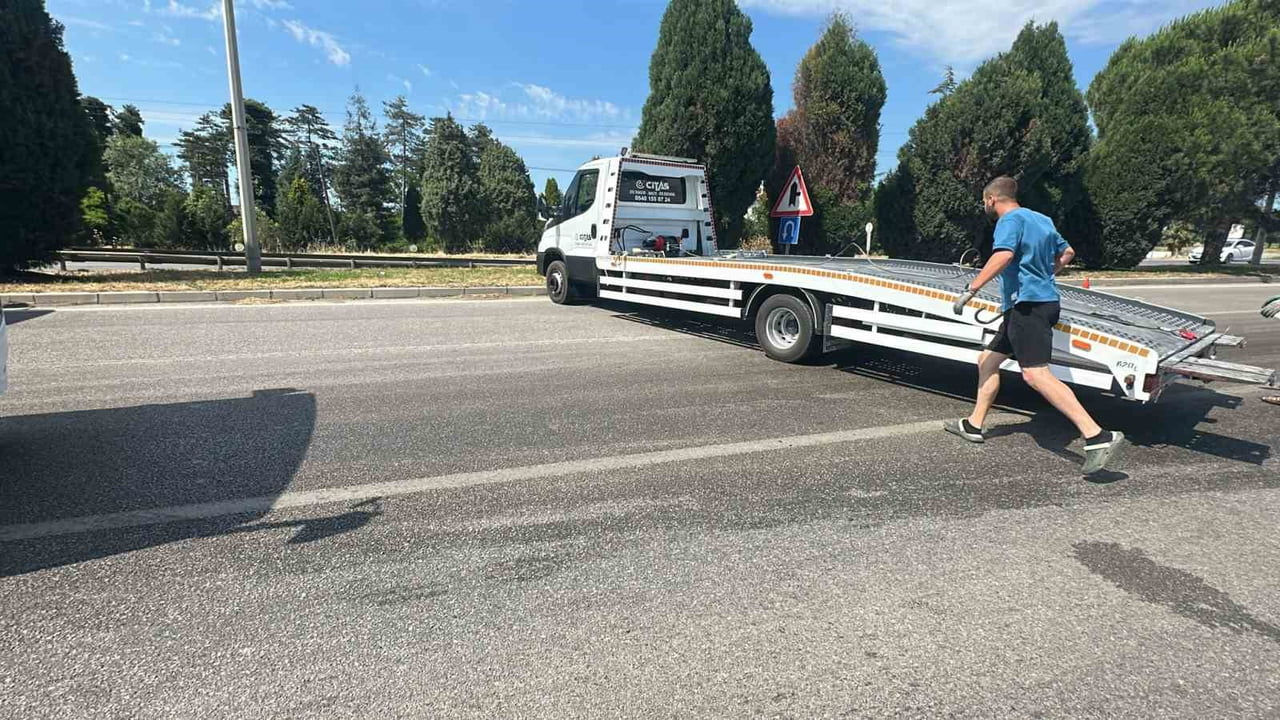 SAMSUN’UN TEKKEKÖY İLÇESİNDE SUV ARAÇ İLE HAFİF TİCARİ ARACIN ÇARPIŞTIĞI KAZANIN ARDINDAN YOLA YAĞ...