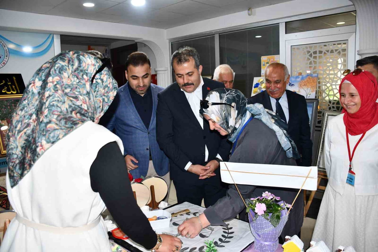 SAMSUN’UN VEZİRKÖPRÜ İLÇESİNDE HALK EĞİTİM MERKEZİ MÜDÜRLÜĞÜ YIL SONU SERGİSİ, DÜZENLENEN TÖRENLE...