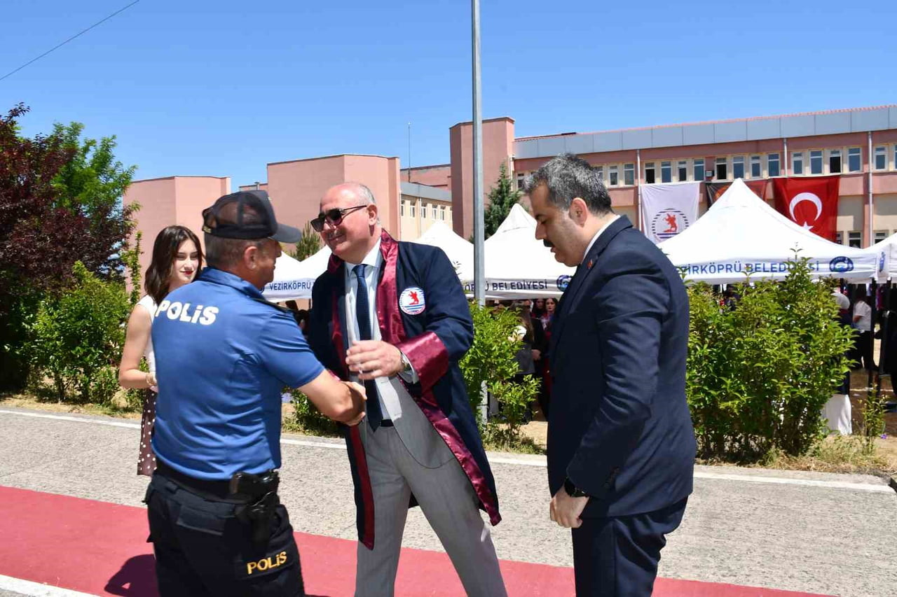 SAMSUN’UN VEZİRKÖPRÜ İLÇESİNDE ÜÇ ÇOCUK VE 1 TONUNU OLAN 56 YAŞINDAKİ SAİT SARIER, ÜNİVERSİTE...