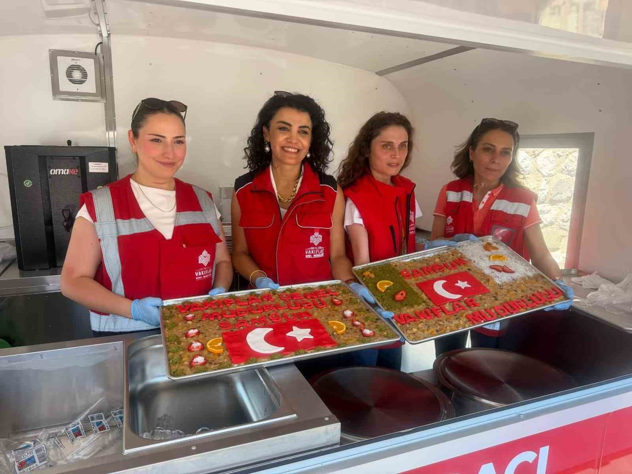 SAMSUN VAKIFLAR BÖLGE MÜDÜRLÜĞÜ, MUHARREM AYI DOLAYISIYLA VATANDAŞLARA AŞURE DAĞITTI.