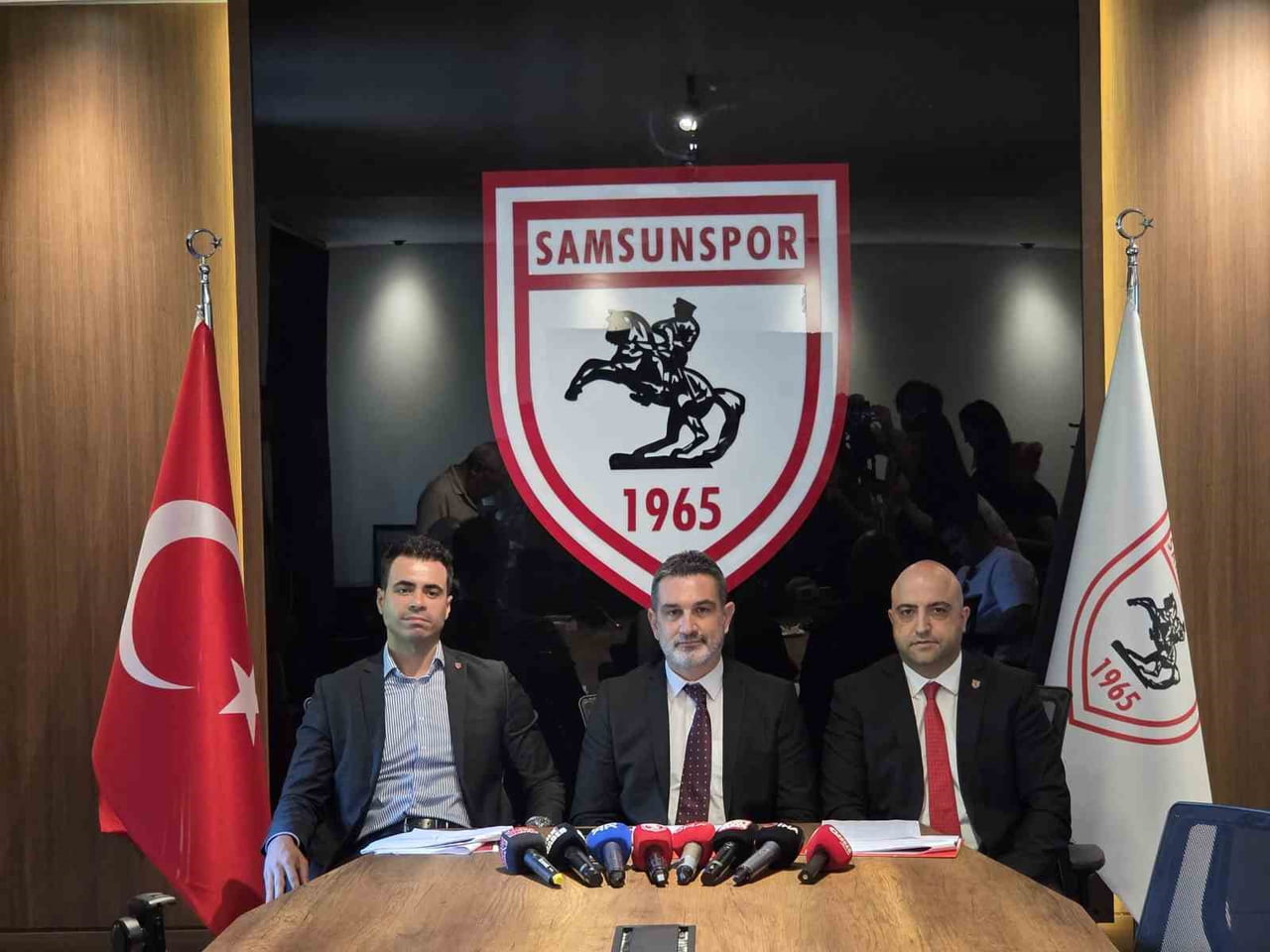 SAMSUNSPOR İCRA KURULU ÜYELERİ, BU SEZEN LİG BAŞLAMADAN ÖNCE TÜM MAÇLARIN BİLET FİYATLARININ VE...