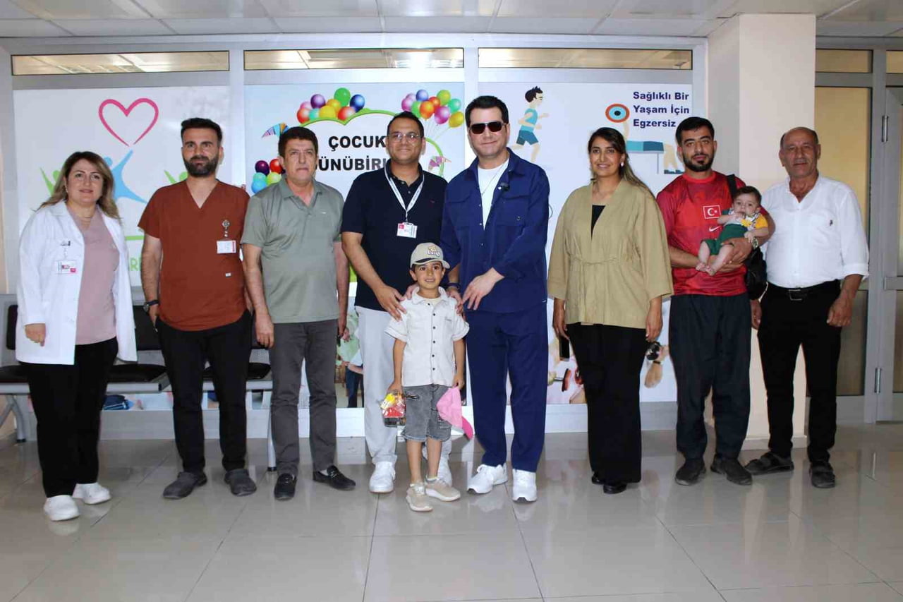 SANATÇI MURAT KURŞUN, MİDYAT DEVLET HASTANESİ ÇOCUK SERVİSİ İLE GÜNÜBİRLİK TEDAVİ SERVİSİNDE...