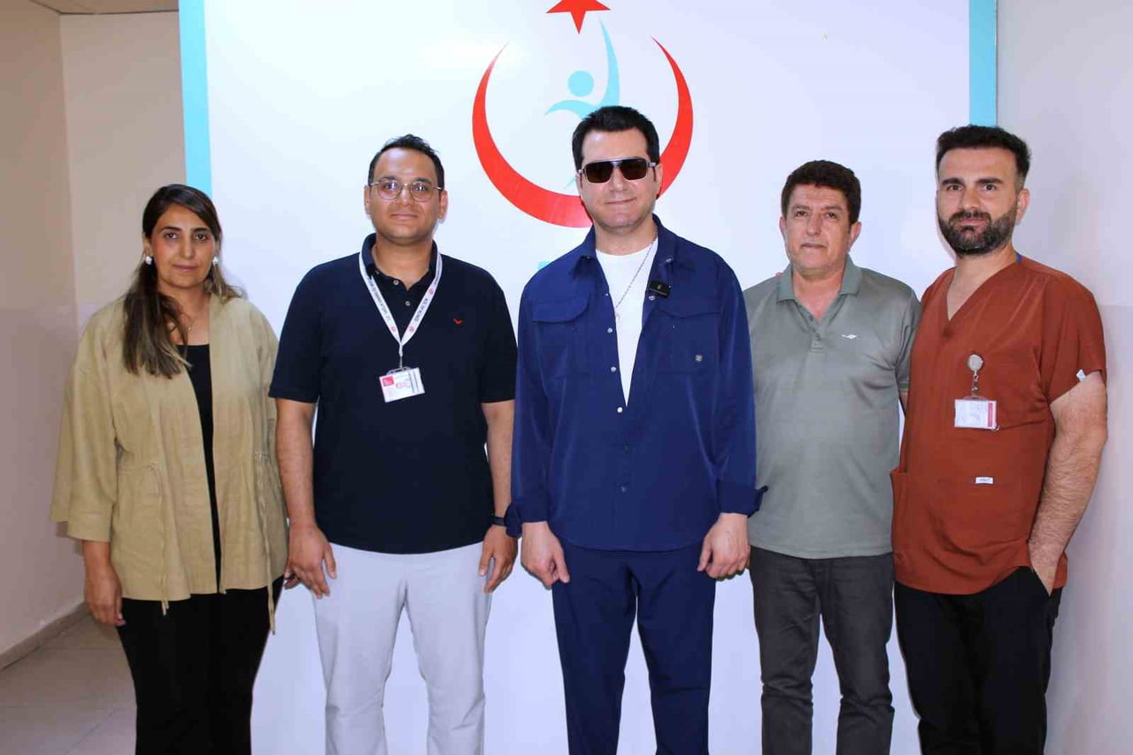 SANATÇI MURAT KURŞUN, MİDYAT DEVLET HASTANESİ ÇOCUK SERVİSİ İLE GÜNÜBİRLİK TEDAVİ SERVİSİNDE...
