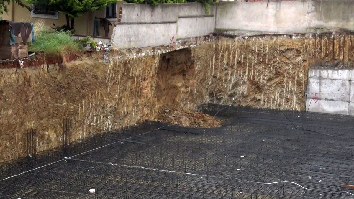 SANCAKTEPE'DE ETKİLİ OLAN YAĞIŞLARIN ARDINDAN BİR İNŞAAT ALANININ TEMEL ATMA BÖLÜMÜNDE KISMİ...