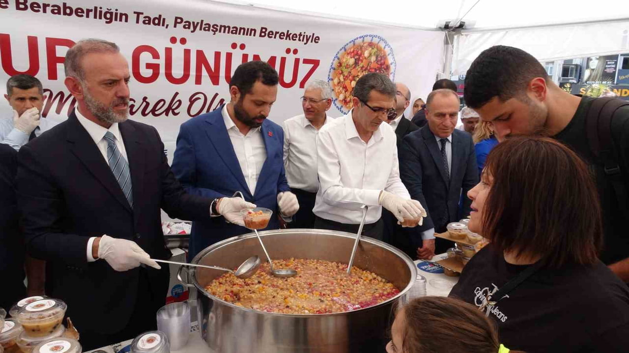 SANCAKTEPE BELEDİYE BAŞKANI ALPER YEĞİN VATANDAŞLARA AŞURE İKRAM ETTİ.