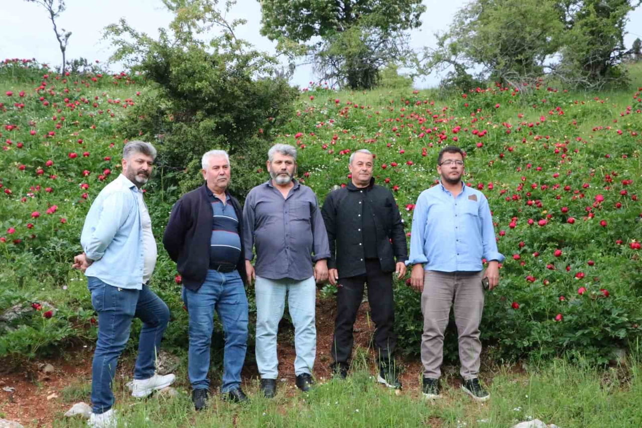 SANDIKLI DAĞCILIK VE DOĞA SPORLARI KULÜP BAŞKANI ASIM YILDIZ (SAĞDA SİYAH MONTLU OLAN KİŞİ)...