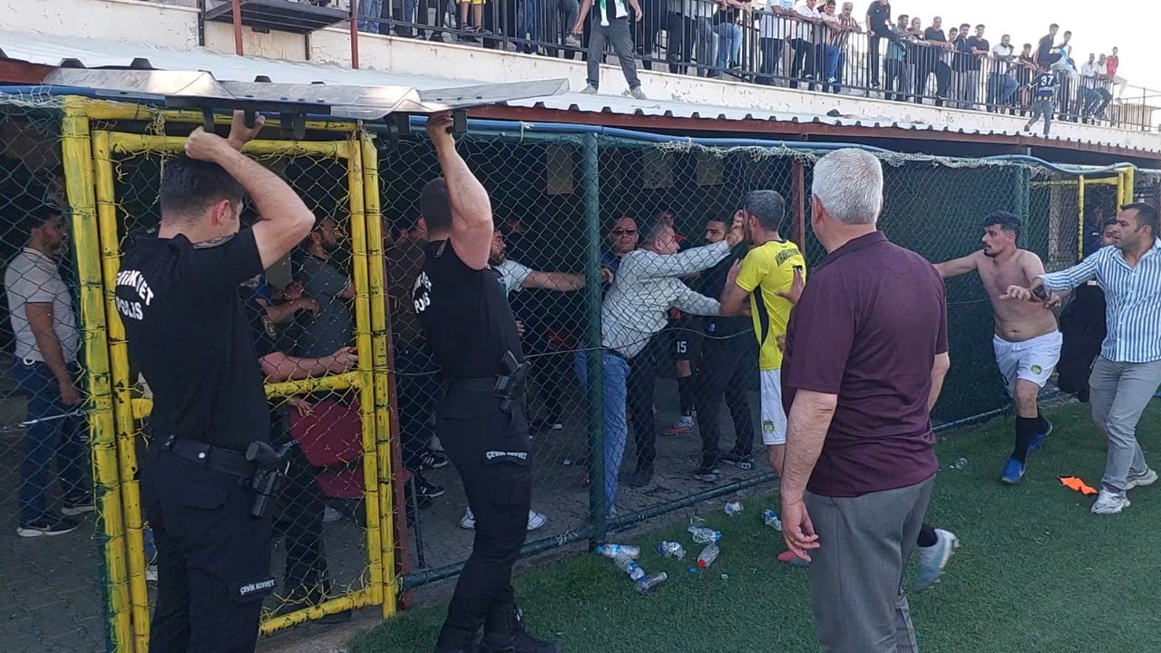 ŞANLIURFA'DA 2. AMATÖR KÜME'DE ŞAMPİYONLUĞU BELİRLEYEN PİRSUSSPOR-VİRANŞEHİR İDMANYURDU MAÇININ...