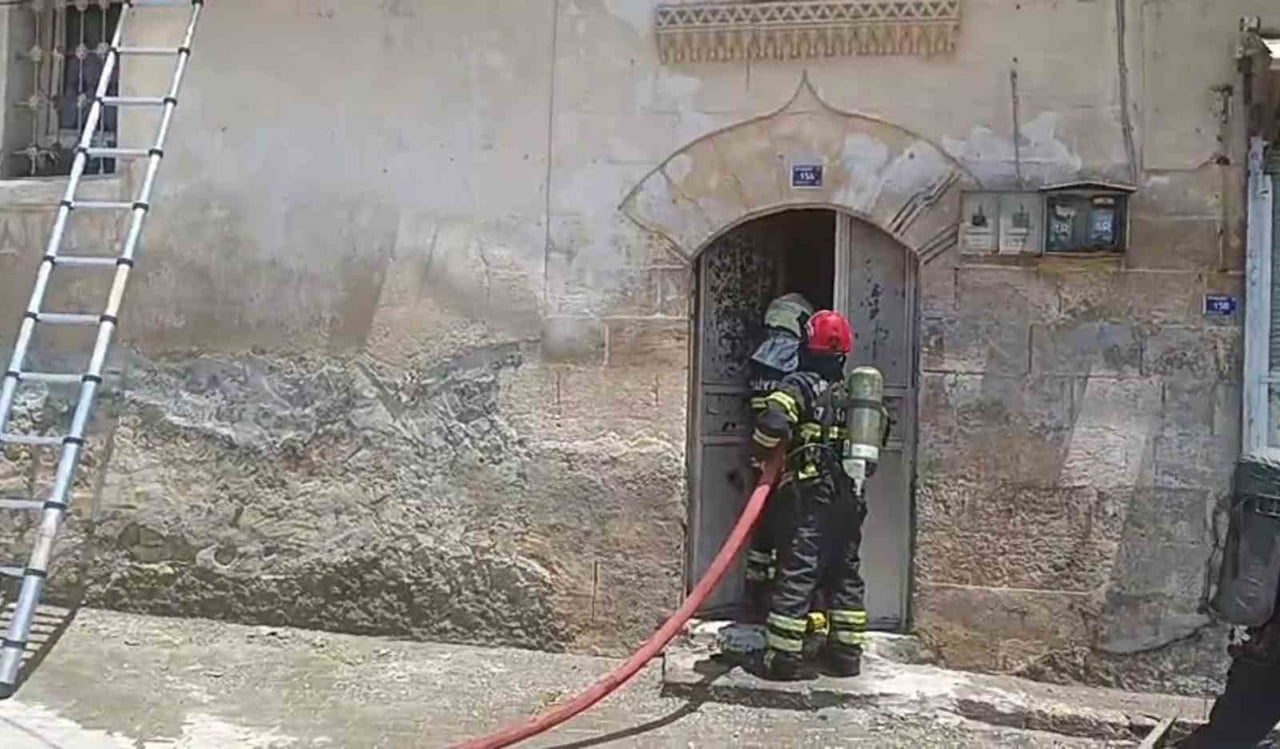 ŞANLIURFA'DA BİR DEPODA ÇIKAN YANGIN SÖNDÜRÜLDÜ