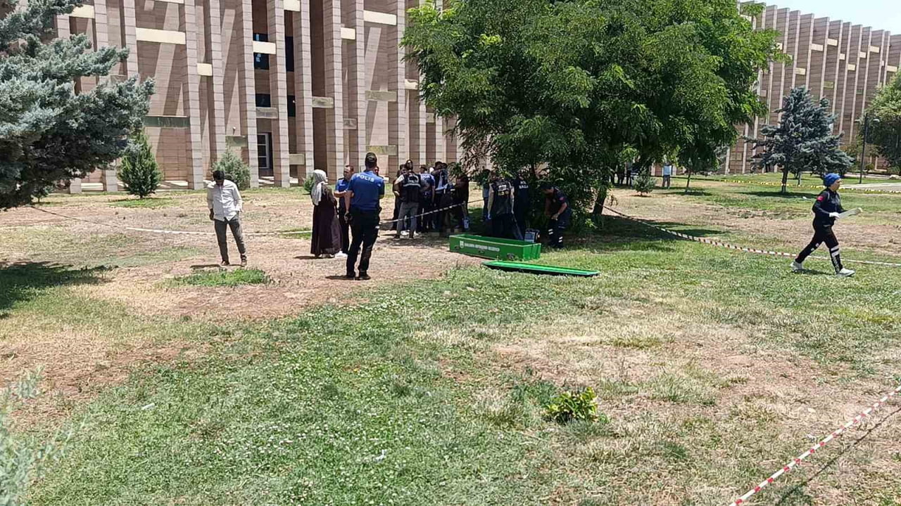 ŞANLIURFA'DA BİR GENÇ PARKTA ÖLÜ BULUNDU